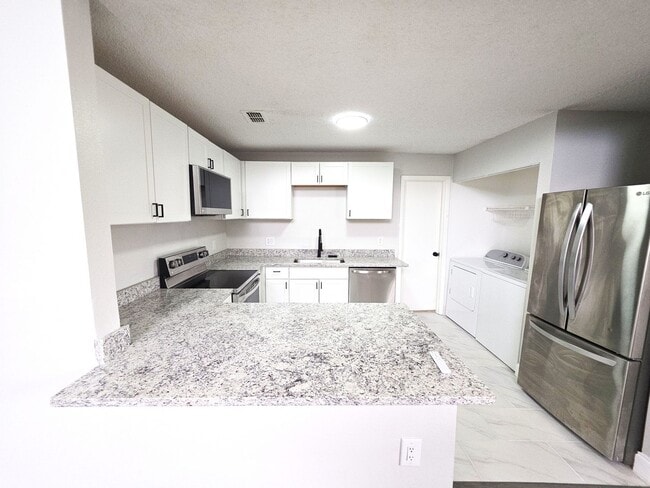 Building Photo - Carrollwood Gables Hideaway