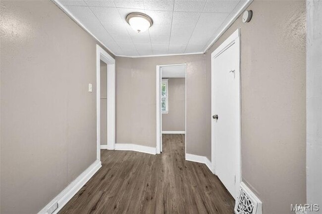 Building Photo - Completely remodeled and move-in ready!