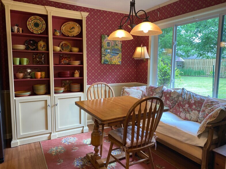 Breakfast room - 412 Woodvale Ave