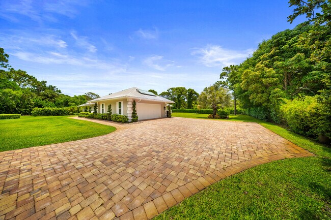 Building Photo - 7903 Plantation Lakes Dr