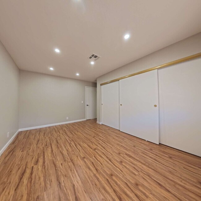 Building Photo - Stunning 2-Bedroom Condo 2nd Floor at The Lakes!