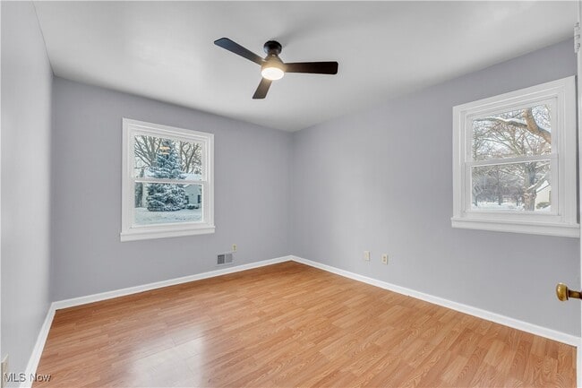 Building Photo - 369 E 232nd St