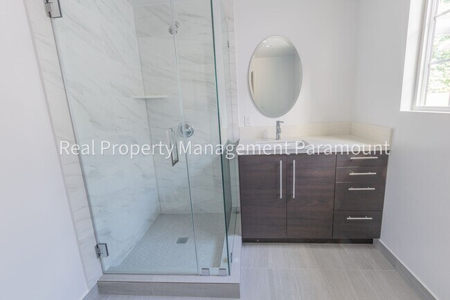 Building Photo - Pool and high ceilings, fully refurbished.