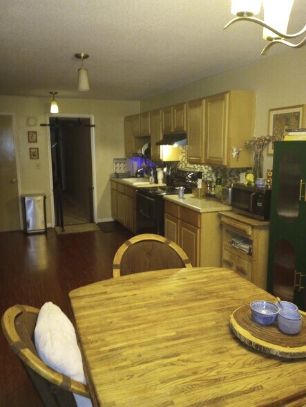 Building Photo - 2050 SW Pheasant Dr