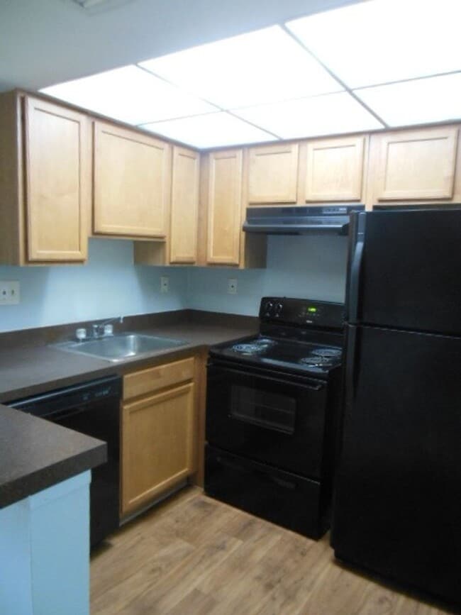 Building Photo - TWO BEDROOM TWO BATHROOM!! FULL LAKE VIEW!