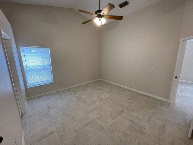 Building Photo - 3 Bedroom/2 Bathroom Single Family Home