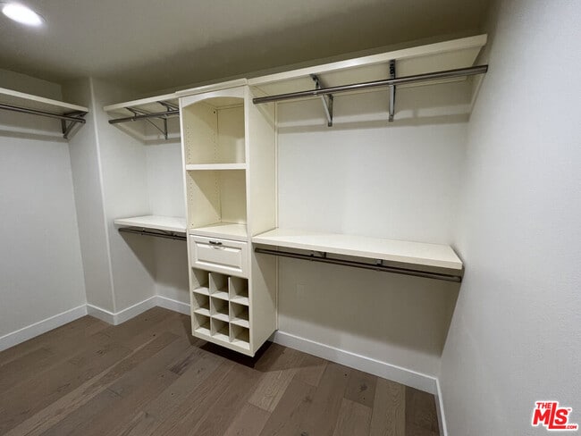 Building Photo - 5019 W Maplewood Ave