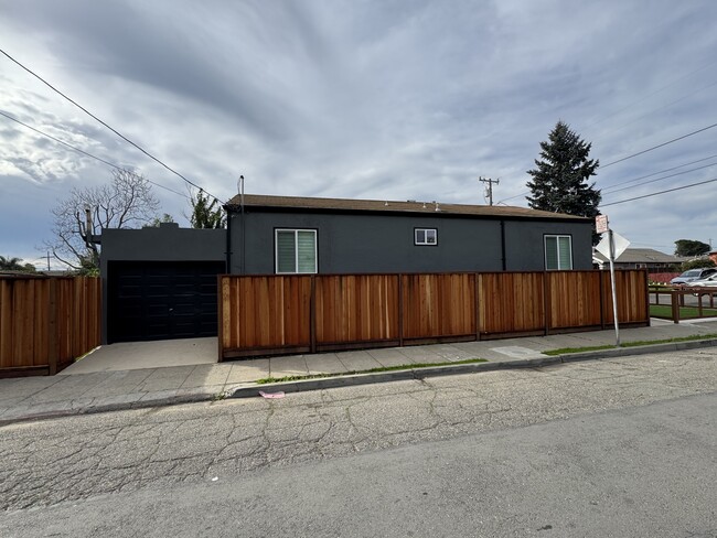 Building Photo - 4201 Porter St