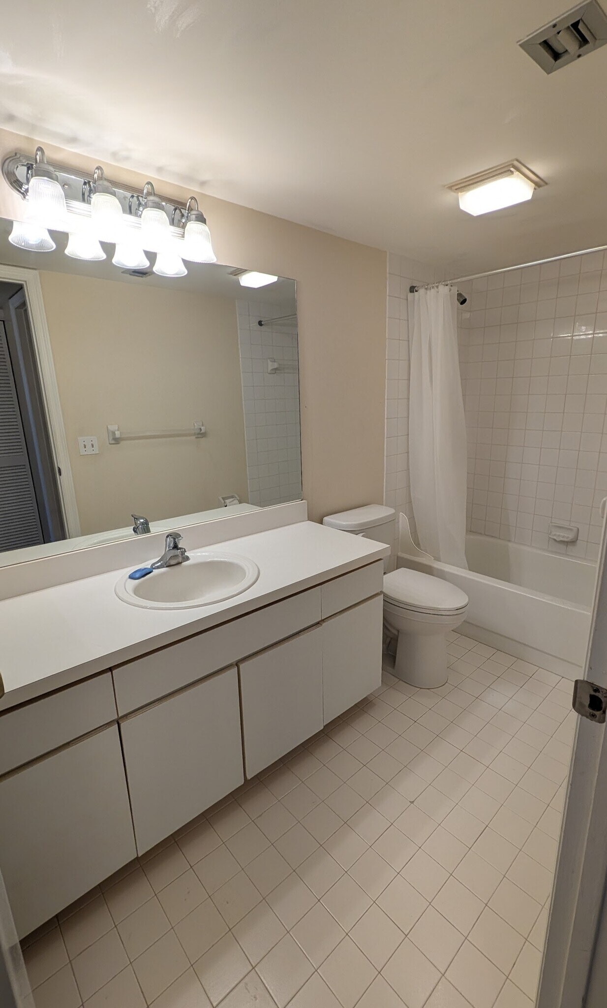 Hall Bath - 950 S Kanner Hwy