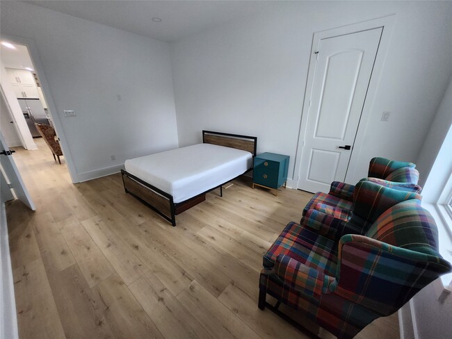 Building Photo - 207 Carl St