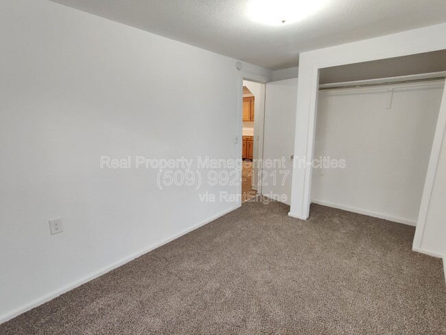 Building Photo - 729 S Fir St