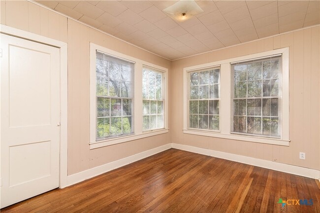 Building Photo - 712 S Walnut Ave