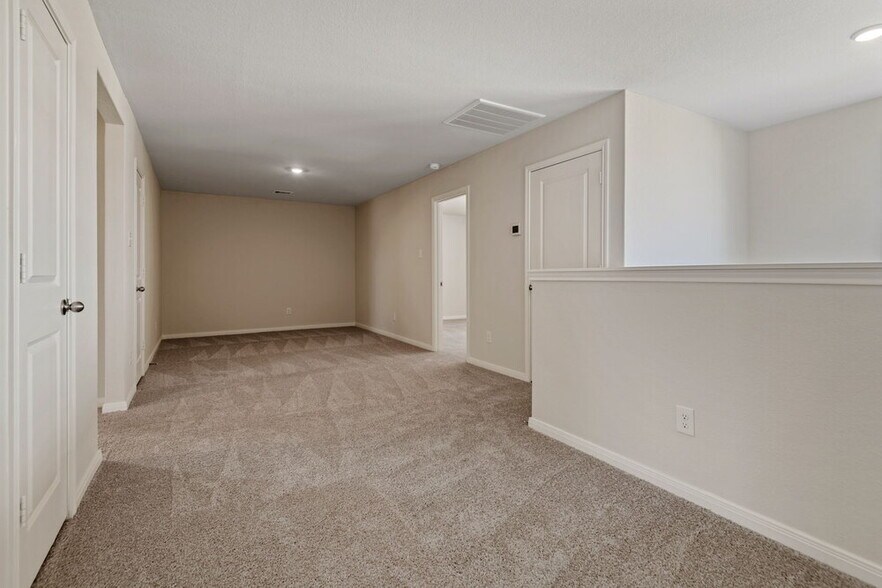 Building Photo - 16426 Honeysuckle Hl Dr