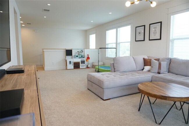 Building Photo - 8604 Capitol View Dr