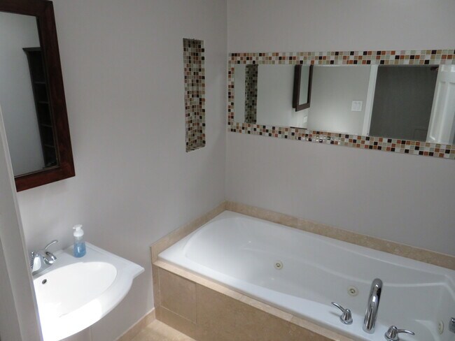 Building Photo - 932 Brantwood Ave