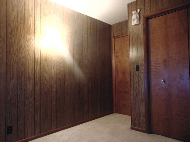 Building Photo - Fayette Family Farm House!