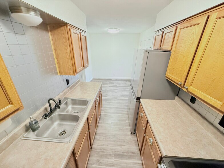 Building Photo - 1936 Canterbury Dr