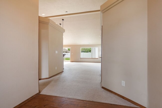 Building Photo - 3 Bedroom Home with a 3 Car Garage in Deer...