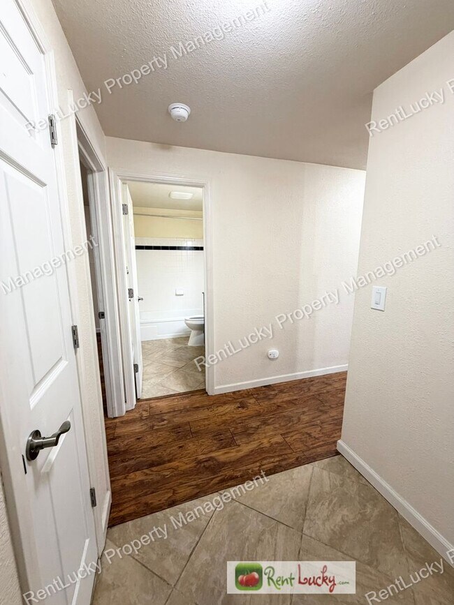 Building Photo - Great 1 Bedroom Condo in Federal Way! Beautiful Kitchen Finishes and Close to Light Rail!