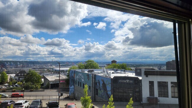 Building Photo - Corner Townhouse in Downtown Tacoma with A...
