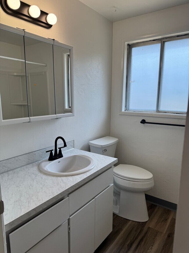 Building Photo - Updated 2 bedroom 1 1/2 bath duplex in Springfield!