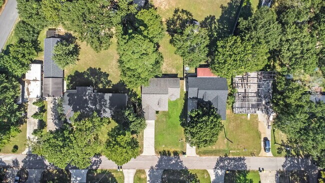 Building Photo - Live just steps from Lake Conroe in this beautifully maintained 3-bedroom, 2-bath home located in...