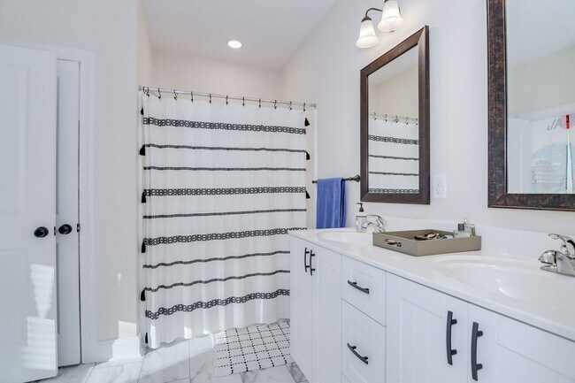 Building Photo - 3 Bedroom 2 Bathroom Ranch