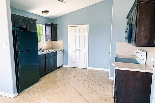 Building Photo - 1040 Darst Rd