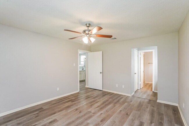Building Photo - 332 Coventry Ln