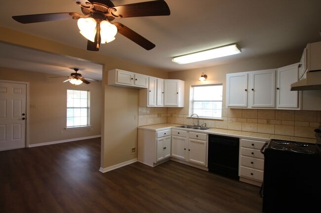 Building Photo - Adorable 2 Bedroom 1 Bath Home in West Tyler! Available now!
