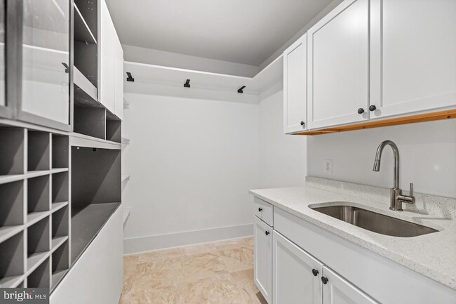 Building Photo - 8609 Woodbrook Ln