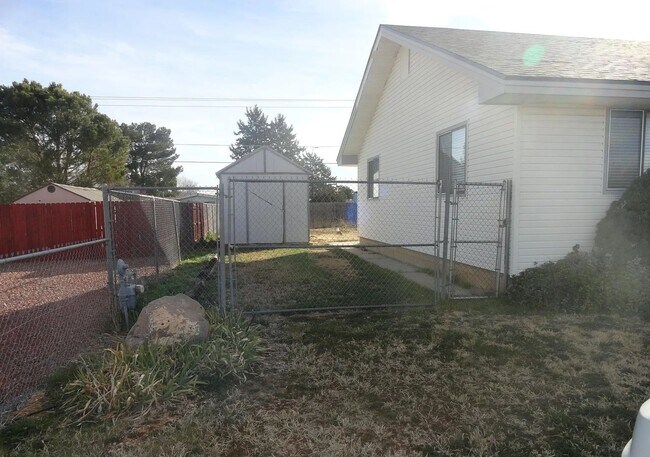 Building Photo - Cute 3 Bedroom, 2 Bath, 2 Car Garage In "Prescott Valley"