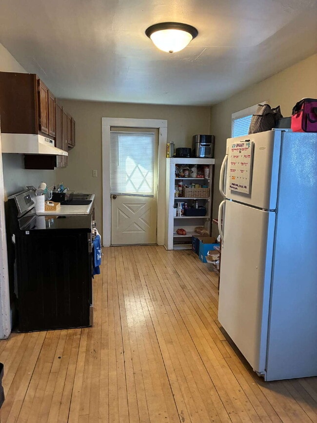 Building Photo - 4 Bedroom, 2 Full Bathroom Home With Central Air & Large Yard