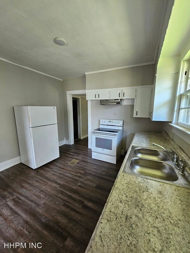 Building Photo - 3 br, 1 bath House - 914 W College St