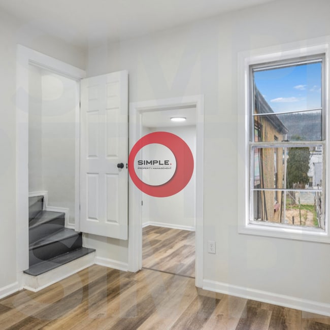 Building Photo - 4 Bedroom / 1 bathroom house