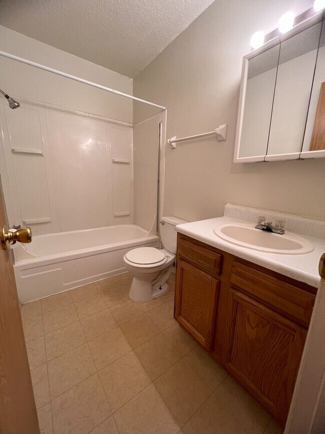 Building Photo - 1 Bedroom 1 Bath Balcony Apartment Available