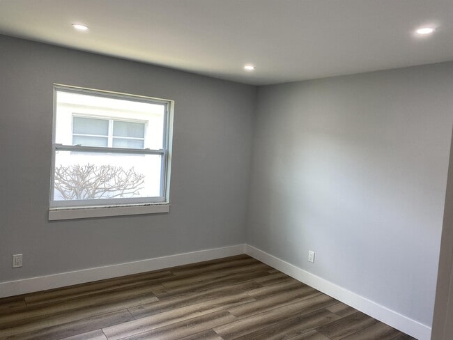 Building Photo - 1751 Smugglers Cove