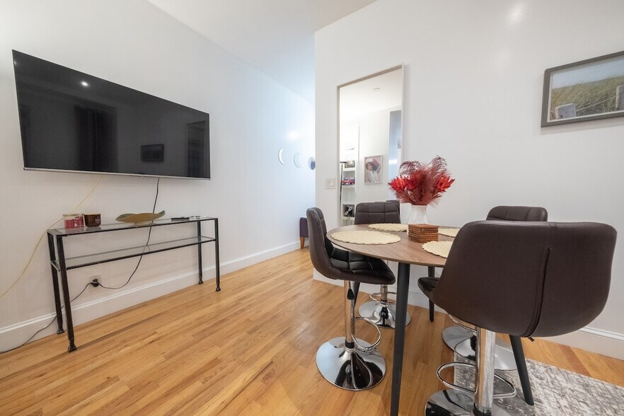 Building Photo - 230 W 113th St