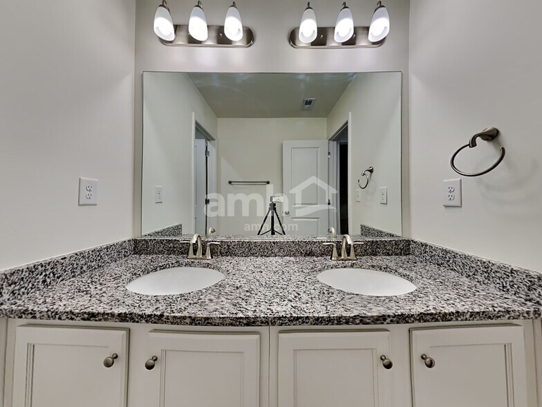 Building Photo - 124 Rivulet Dr