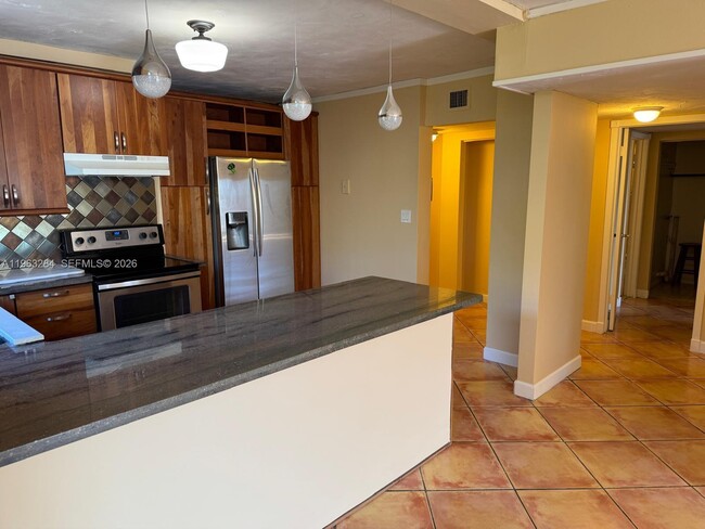 Building Photo - 1900 Diana Dr