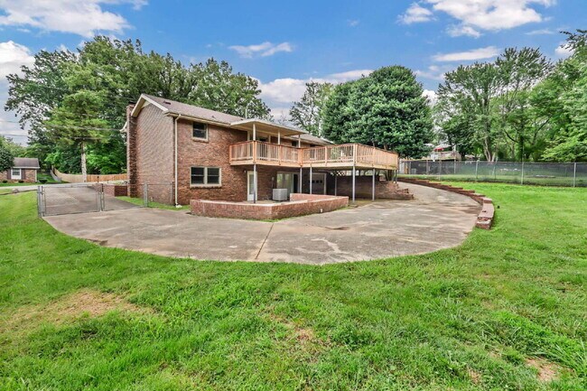 Building Photo - Wonderful 3 bed 2 bath with a modern interior