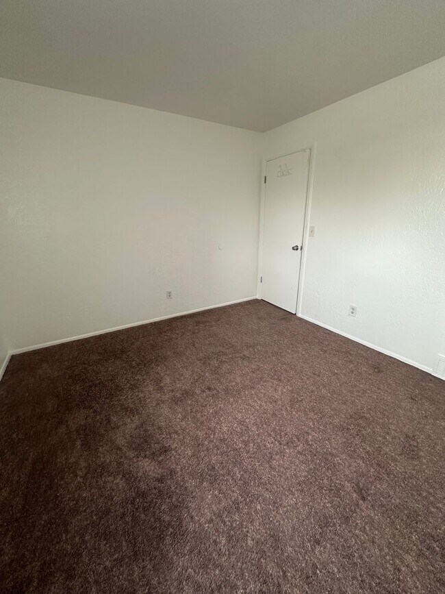 Building Photo - Beautiful 4-Bedroom, 2-Bath Home with Classic Layout and Large Yard