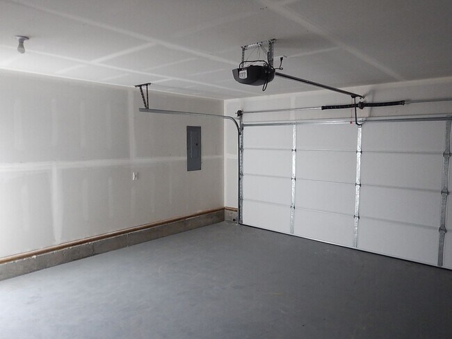 Building Photo - 3 Bedroom, 2 Bathroom North of Prineville - Fenced Back Yard - Available soon!