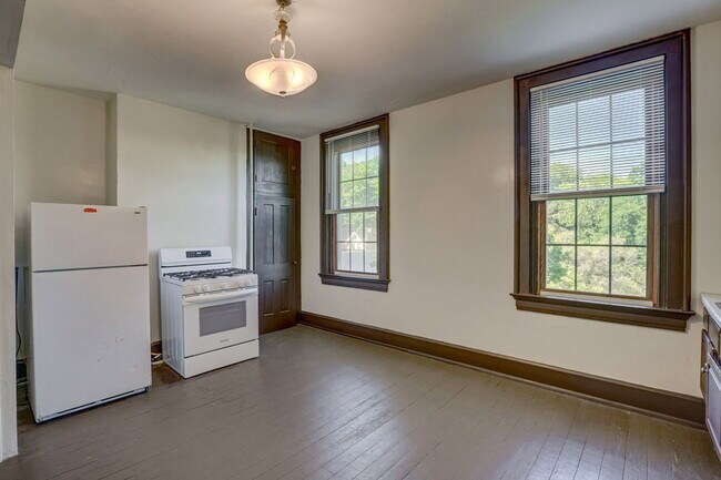 Building Photo - 111 Gage St