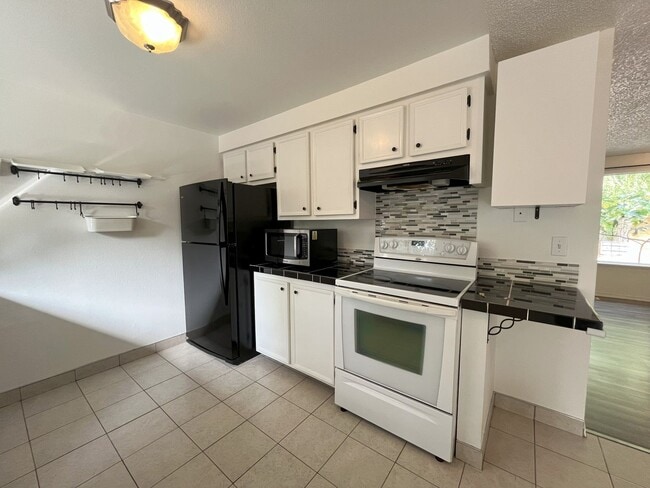 Building Photo - Spacious Yet Cozy 3BR/2BA Home with Garage...