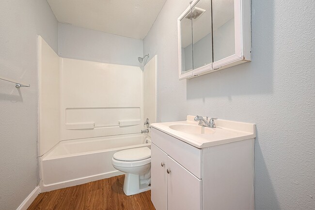 Building Photo - Affordable spacious 4bed/2bath single-fami...