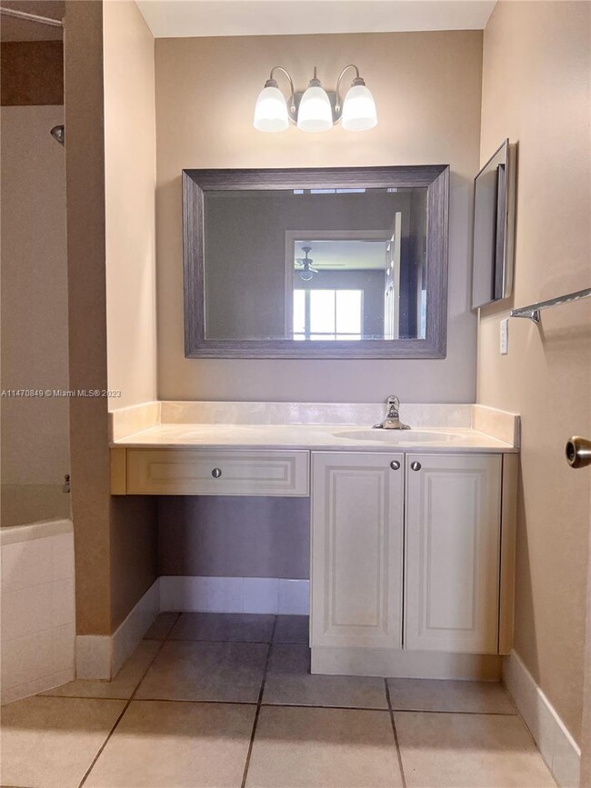 Building Photo - 2100 Greenview Shores Blvd