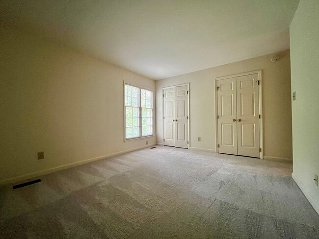 Building Photo - Cozy Deck with view of Creek! Large Bedroo...