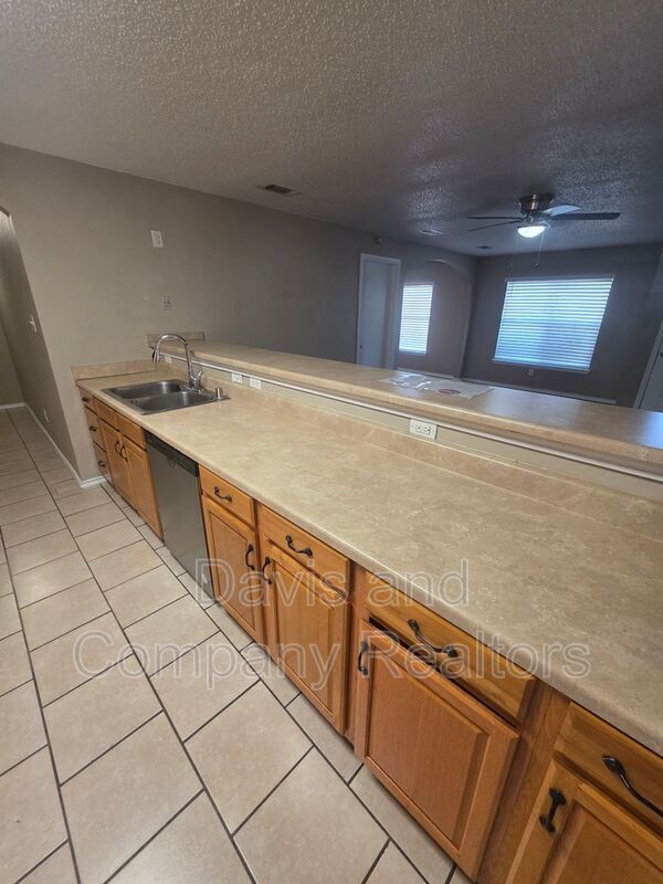 Building Photo - 707 Devonian Dr