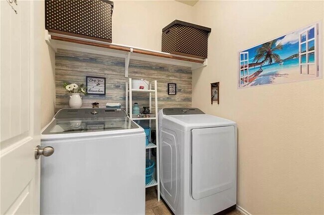 Building Photo - 156 Golden Eagle